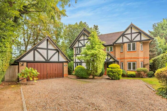 5 Bedroom Detached House To Rent In The Clump, Rickmansworth, WD3