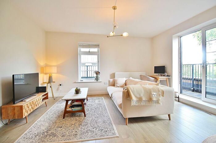 1 Bedroom Flat For Sale In Fairbanks House, Samuelson Place, Isleworth, TW7