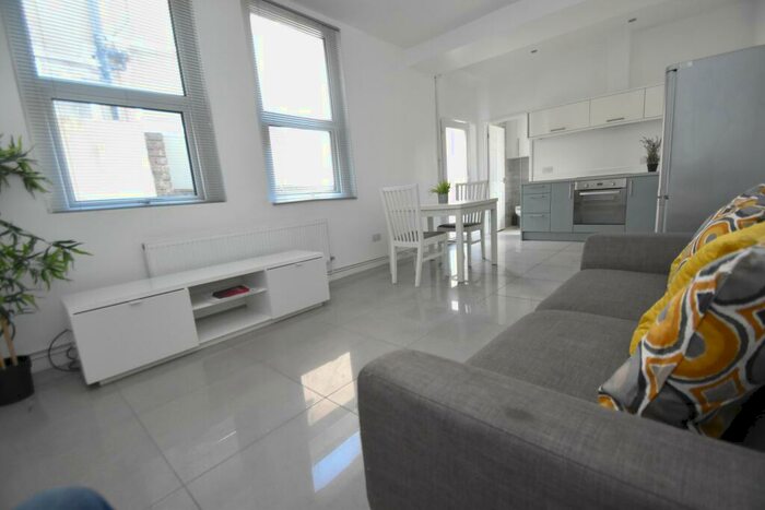 2 Bedroom Flat To Rent In North Road, Heath, Cardiff, CF14