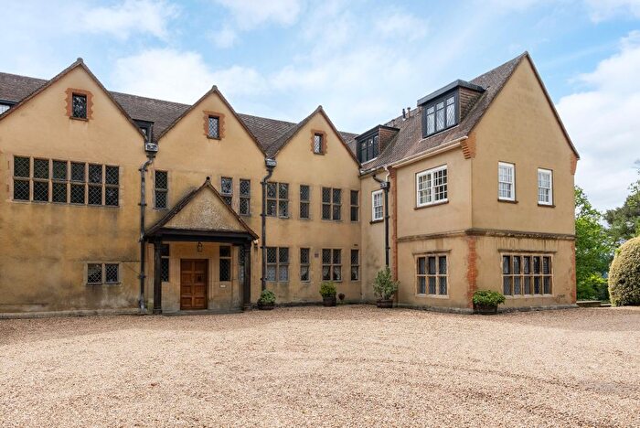 2 Bedroom Flat For Sale In Goodwyns Place, Dorking, RH4