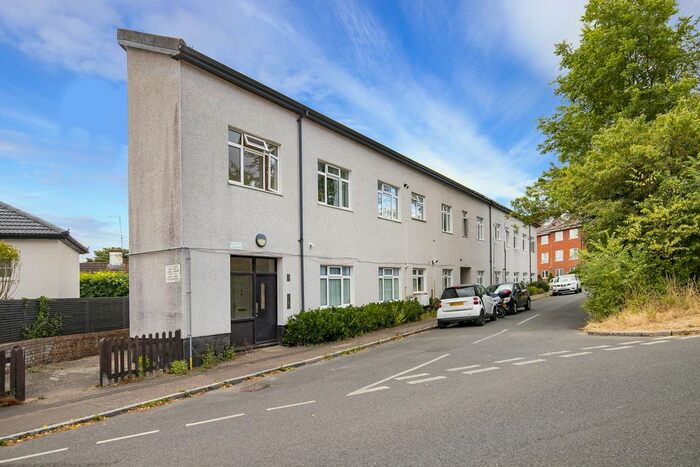 1 Bedroom Studio To Rent In North End, Buckhurst Hill, IG9