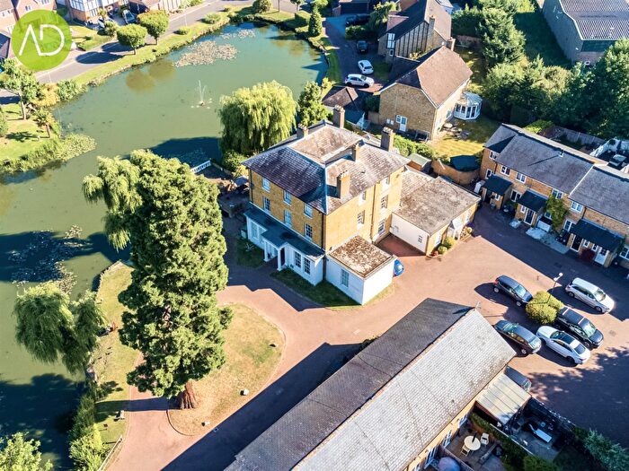 3 Bedroom Apartment For Sale In The Lynch, Hoddesdon, EN11