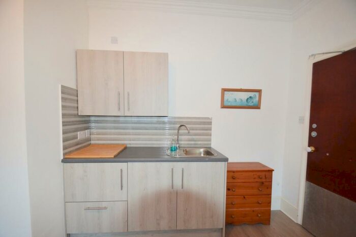 Apartment To Rent In Brighton Road, Purley, CR8