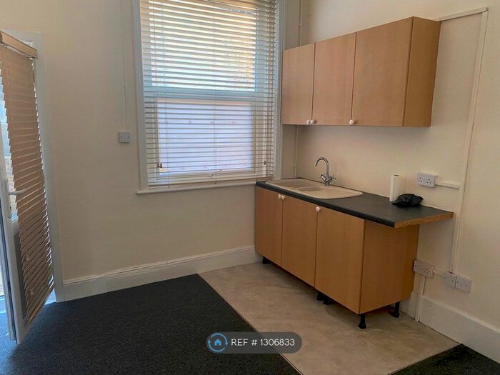 Studio To Rent In Pembury Road, Westcliff-On-Sea, SS0