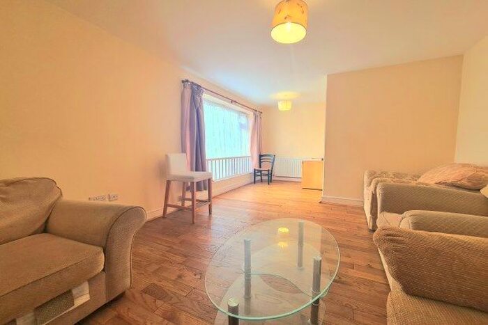 3 Bedroom Town House To Rent In Cornford Close, Bromley, BR2