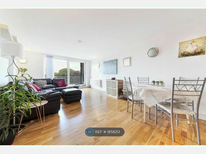 2 Bedroom Flat To Rent In Raphael House, Ilford, IG1