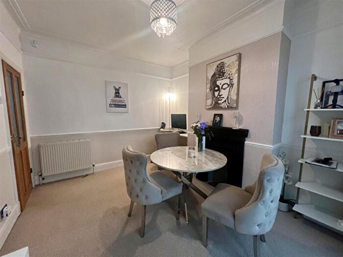 3 Bedroom End Of Terrace House For Sale In Leighton Avenue, Leigh-On-Sea, SS9
