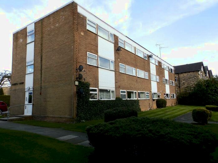 2 Bedroom Flat To Rent In Park View Court, Leeds, West Yorkshire, Uk, LS8