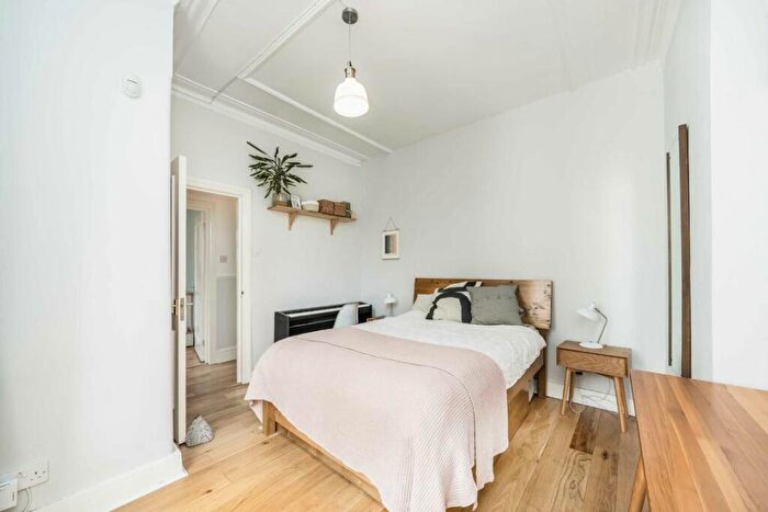 2 Bedroom Flat For Sale In Queens Avenue, Whetstone, N20