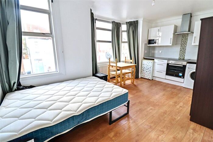 Apartment To Rent In Pine Road, Willesden Green, London, NW2