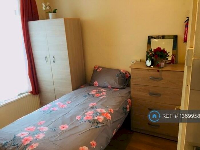 Studio To Rent In Park Ridings, London, N8