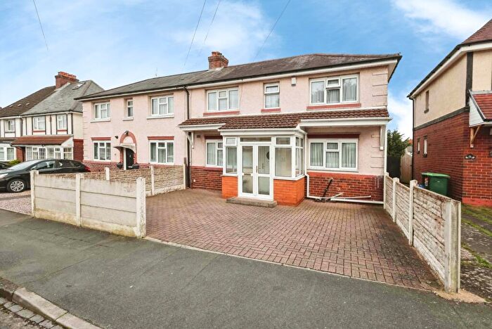3 Bedroom Semi Detached House For Sale In Albright Road, Oldbury, West Midlands, B68