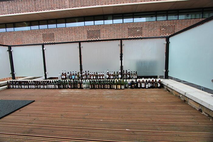 3 Bedroom Flat To Rent In Parkgate Road, London, SW11