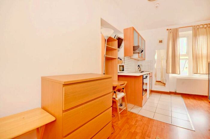 Studio To Rent In West Cromwell Road, Earls Court, London, SW5