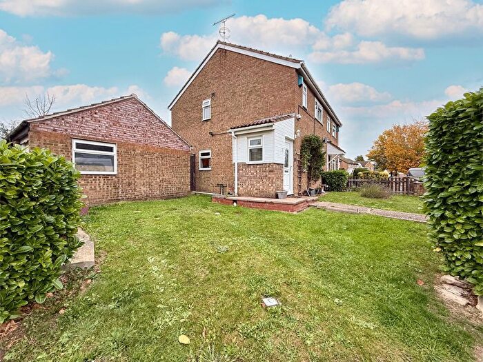 3 Bedroom Semi-Detached House For Sale In Fensome Drive, Dunstable, LU5