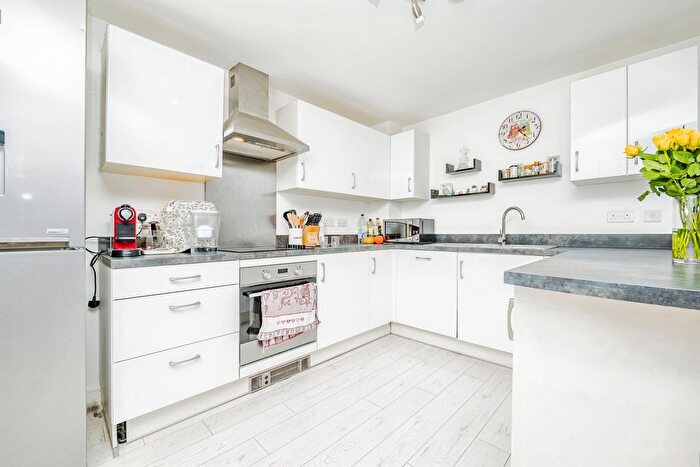 2 Bedroom Flat For Sale In Ffordd Y Mileniwm, Barry, CF62