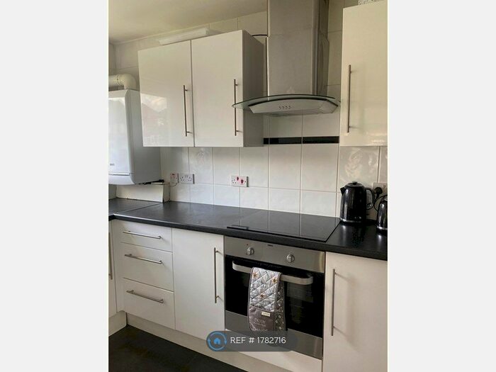 2 Bedroom Flat To Rent In Hunters Court, South Gosforth, NE3