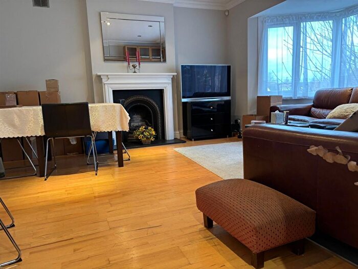 2 Bedroom Property To Rent In Hendon Lane, London, N3