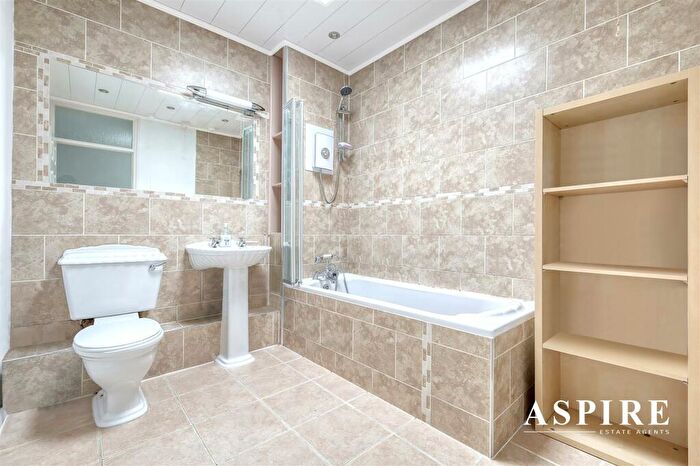 2 Bedroom Flat For Sale In High Road, Benfleet, SS7