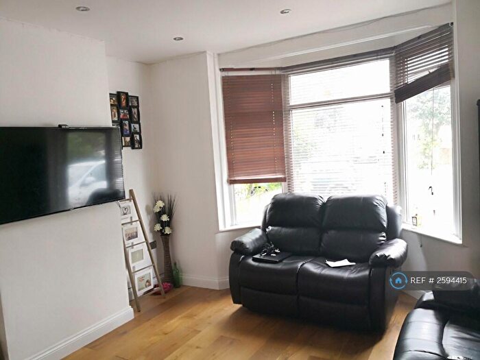 3 Bedroom Semi-Detached House To Rent In Shrivenham Road, Swindon, SN1