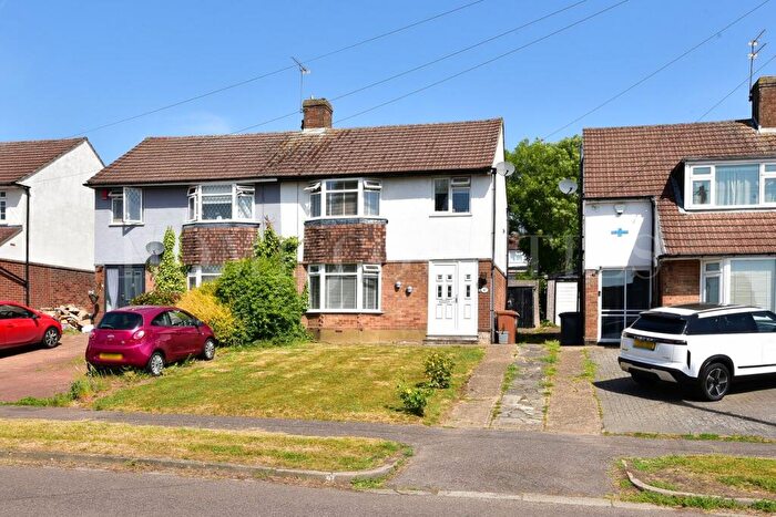3 Bedroom Semi-Detached House For Sale In Forbes Avenue, Potters Bar, EN6