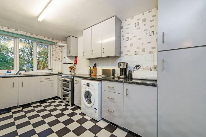 2 Bedroom Flat To Rent In Campbell Road, Mile End, London, E3