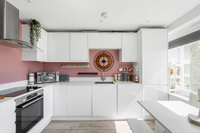 2 Bedroom Flat For Sale In High Street, Alton, Hampshire, GU34