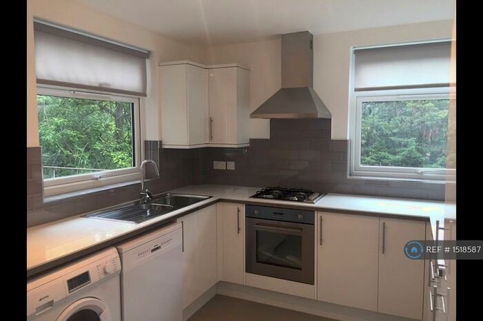 2 Bedroom Flat To Rent In Princess Court, Bromley, BR1