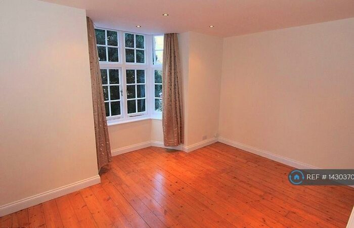 1 Bedroom Flat To Rent In Lawn Road, Guildford, GU2