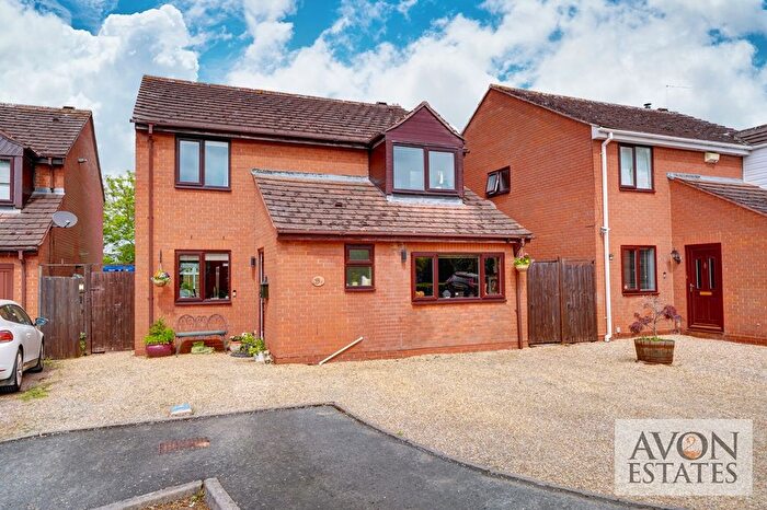 4 Bedroom Detached House For Sale In Cherry Close, Offenham, WR11