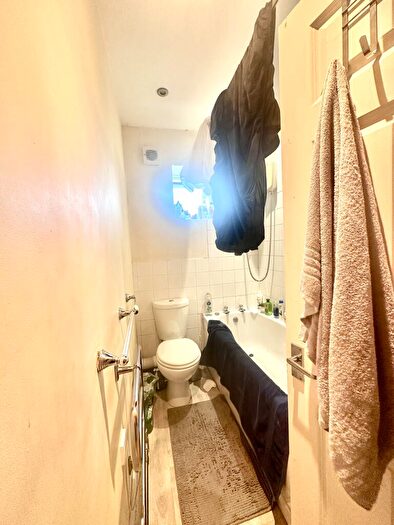 2 Bedroom Apartment To Rent In Woodland Terrace Flat, PL4