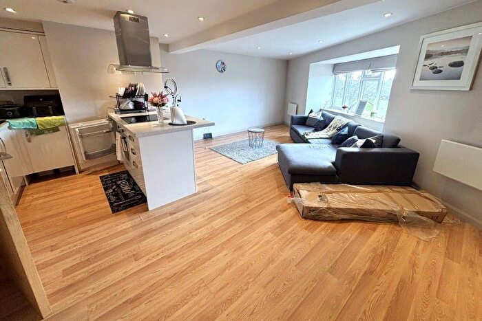 2 Bedroom Flat To Rent In Weybridge, Surrey, KT13