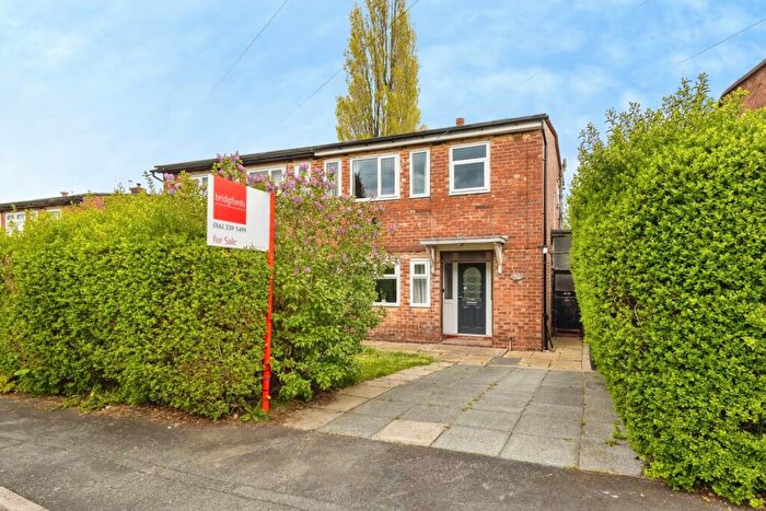 3 Bedroom Semi Detached House For Sale In Hartshead Avenue, Ashton-under-Lyne, Greater Manchester, OL6
