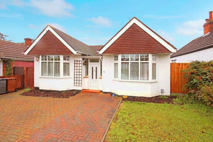 2 Bedroom Detached Bungalow To Rent In The Meads, Letchworth Garden City, SG6