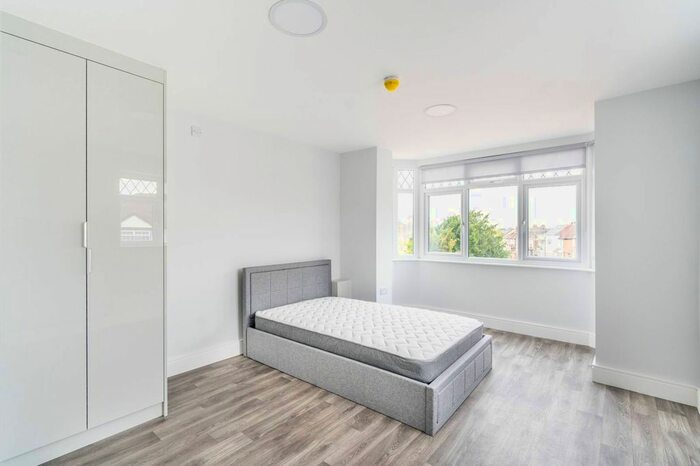 Studio To Rent In Downing Drive, Greenford, UB6