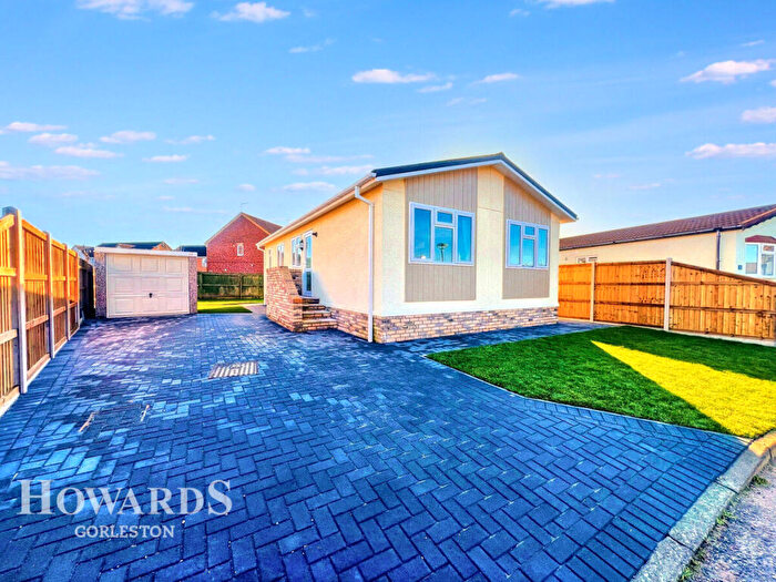 2 Bedroom Park Home For Sale In Sunninghill Close, Bradwell, NR31