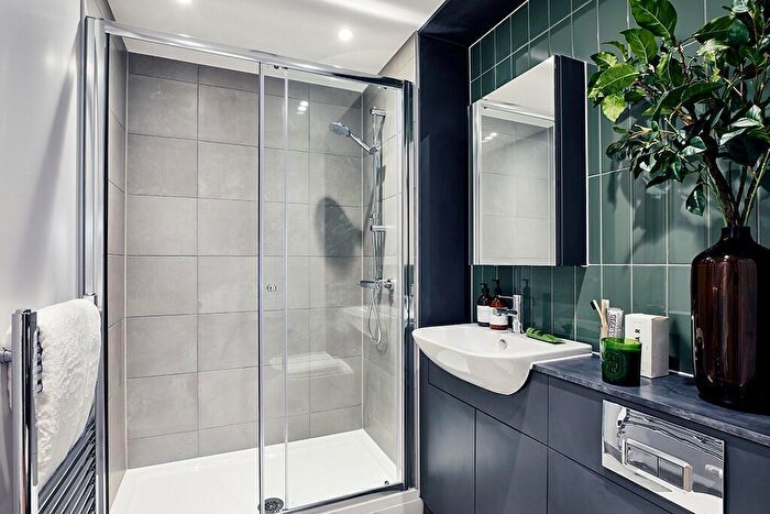 2 Bedroom Flat To Rent In Clyde Place, Glasgow, G5