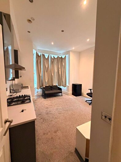 1 Bedroom Flat To Rent In Grove Crescent, Pelham Lodge Grove Crescent, KT1