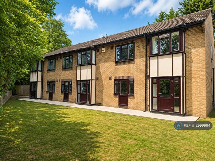 2 Bedroom Flat To Rent In Buffers Lane, Leatherhead, KT22