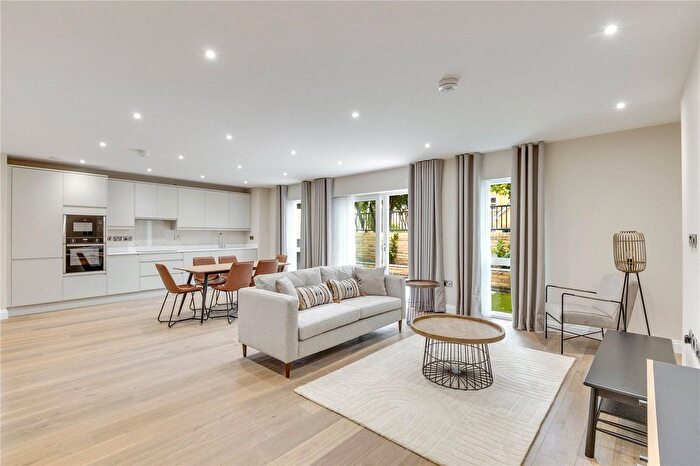 3 Bedroom Flat To Rent In Purley Avenue, London, NW2