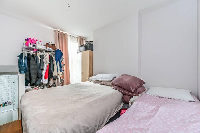 1 Bedroom Flat To Rent In Heyford Avenue, Oval, SW8