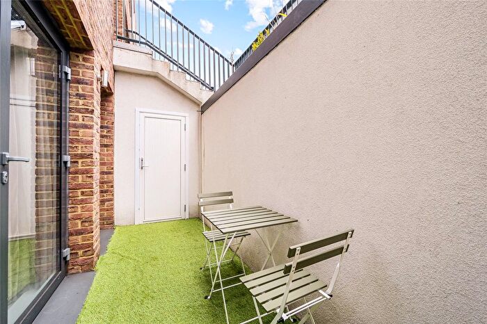 2 Bedroom Flat For Sale In Edward Terrace, Greenside Road, London, W12