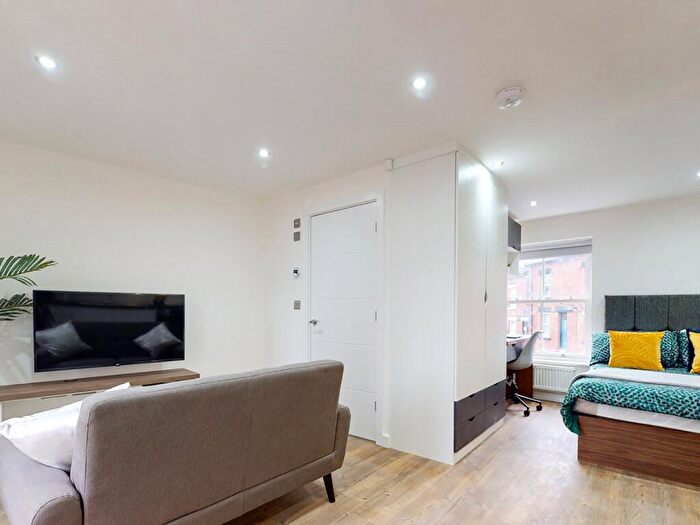 Apartment To Rent In Apt, Clarendon Road #, LS2