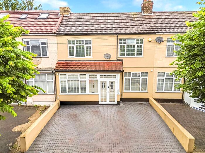 4 Bedroom Property To Rent In Grasmere Gardens, Redbridge, IG4