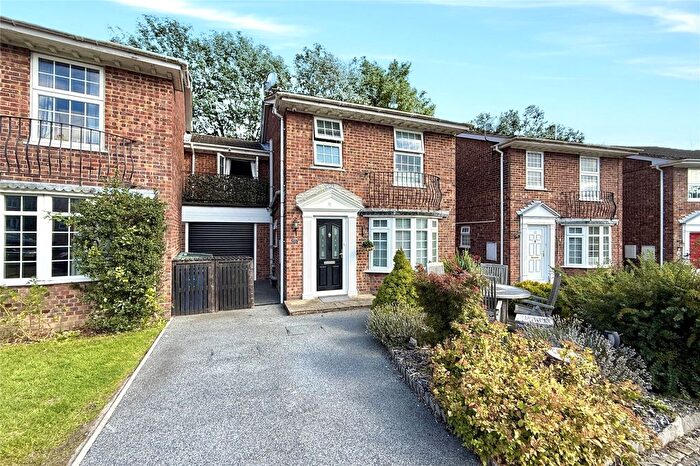 3 Bedroom Link Detached House For Sale In Hinstock Close, Farnborough, Hampshire, GU14