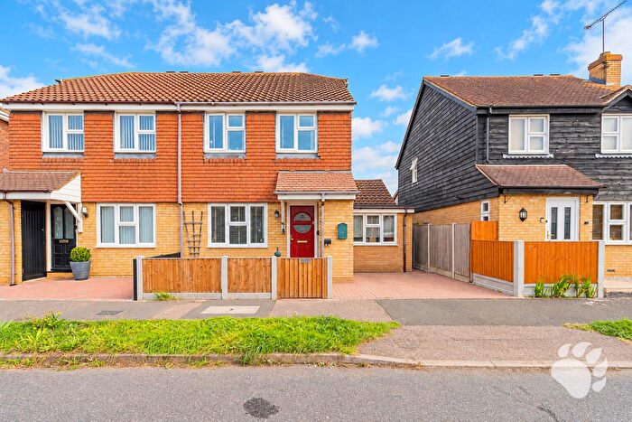 4 Bedroom Detached House For Sale In Church Road, Noak Bridge, SS15