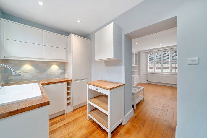 2 Bedroom Flat For Sale In Cathnor Road, Cathnor Park, Shepherd's Bush, W12