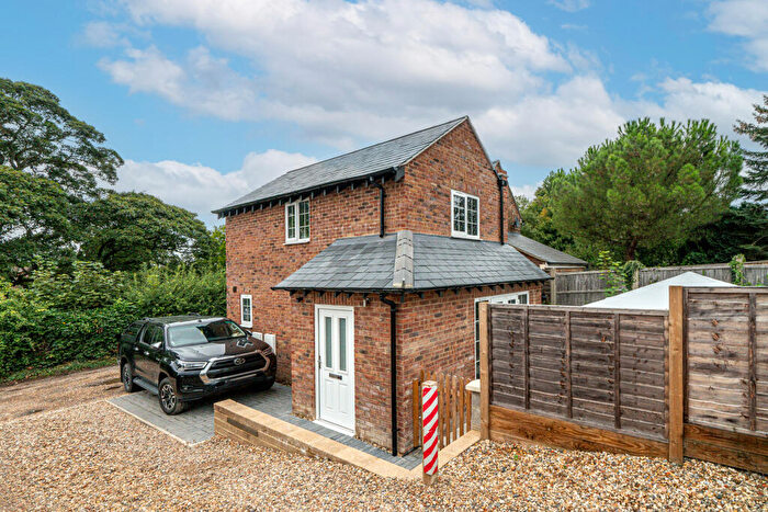 2 Bedroom Detached House To Rent In High Street, Tring, HP23