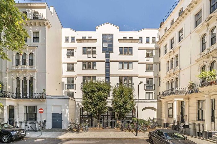 2 Bedroom Flat To Rent In Kensington Gardens Square, London, W2