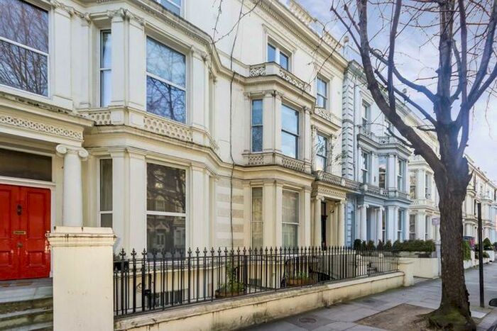 Studio To Rent In Holland Road, London, W14